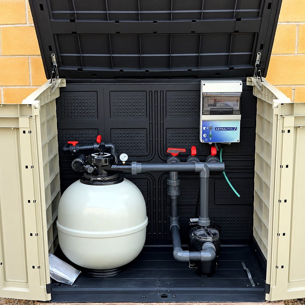 Equipo de depuración con filtro de arena, bomba y cuadro eléctrico AstralPool en caseta
